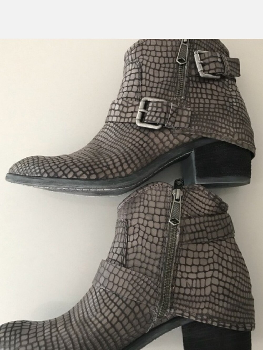 Donald Pliner DALIS Charcoal Python Leather Hooded Ankle Booties 8.5M - Picture 4 of 6